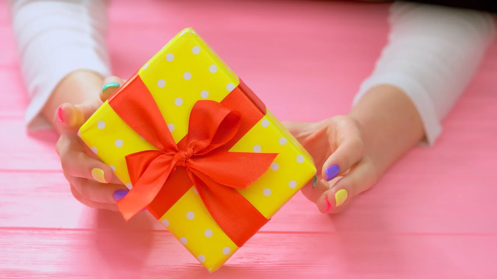 A Practical Guide To A Thoughtful Housewarming Gift That Will Actually Be Used cover image
