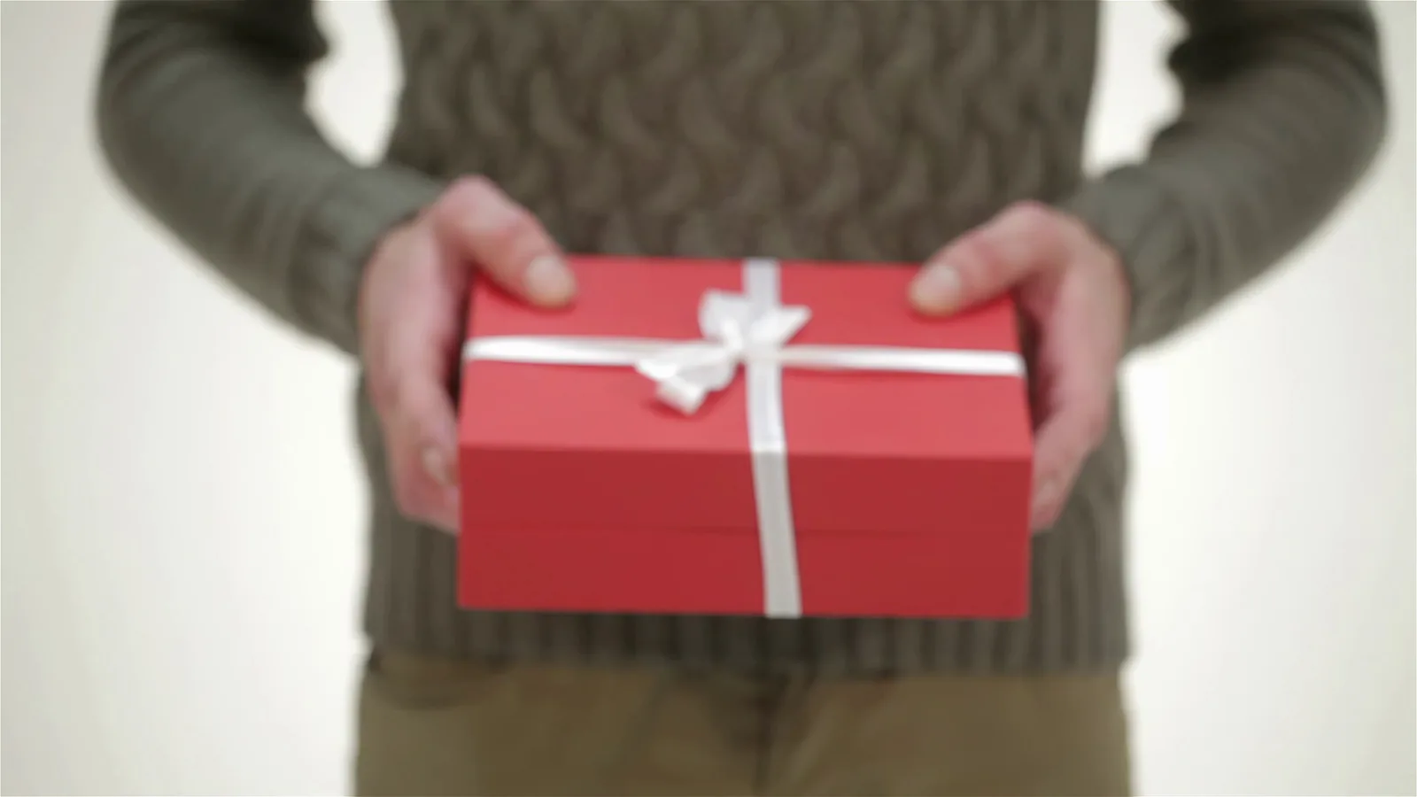 How To Plan A Thoughtful Housewarming Gift That Will Actually Be Used cover image